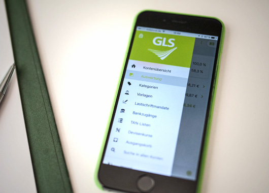 Smartphone mit geöffneter GLS-Banking-App