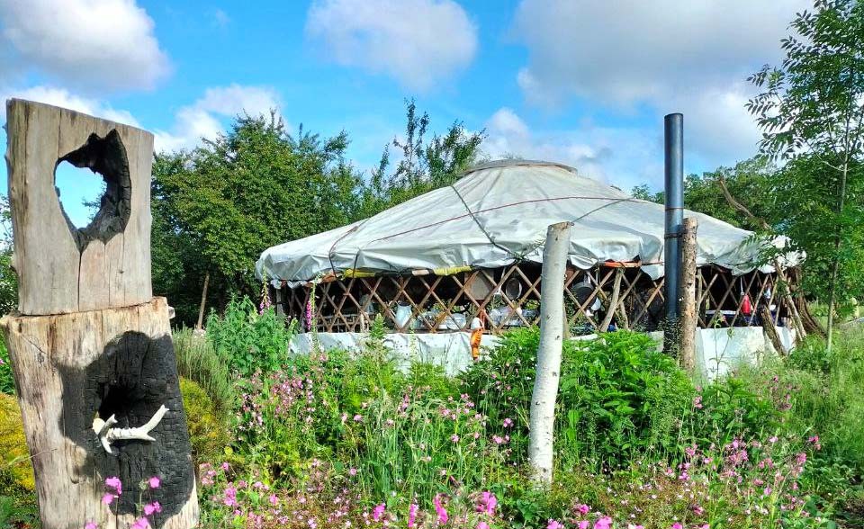 GLS Klimaspende für gemeinnützige Klimaprojekte Bunte Blumenwiese vor Jurte