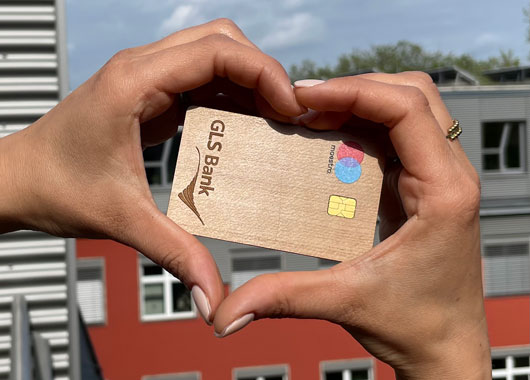 Eine GLS BankCard aus Holz: zum Verlieben