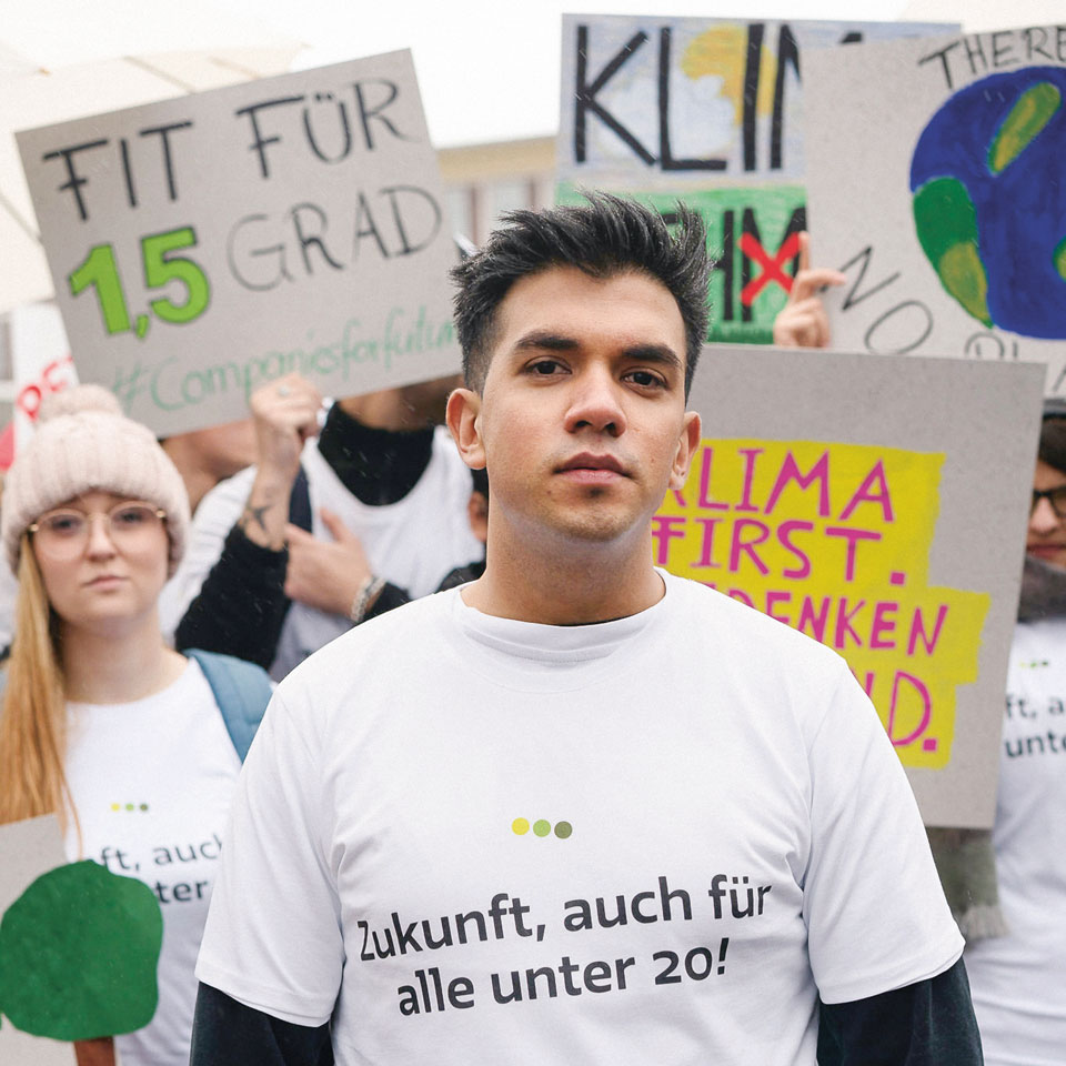 Junge Menschen zwischen 7 und 17 mit dem GLS Starterkonto auf einer Klimademo 