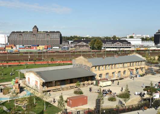 Blick aus weiter Ferne auf das Gebäude der Kunstrepublik Berlin