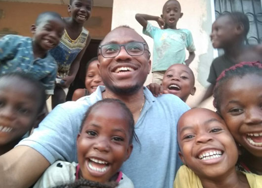 Pastor Dominic Ekweariri mit lachenden Kindern.