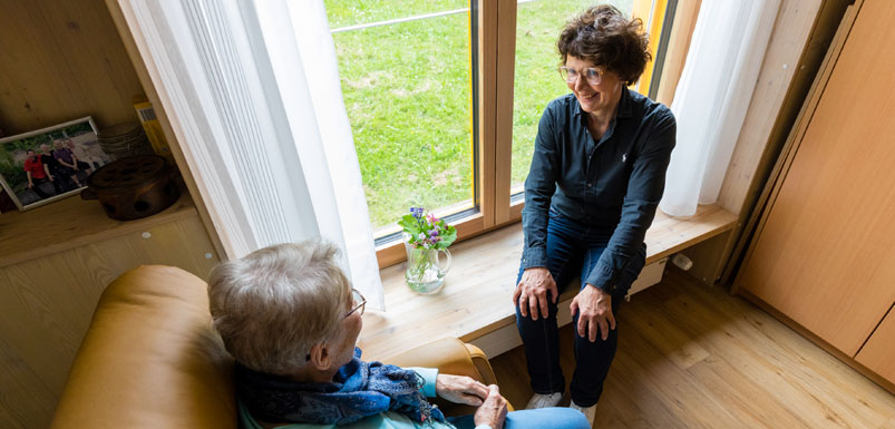 Bewohnerin und Mitarbeiterin des Pflegestifts Luitgardheim der Organisation Dienste für Menschen Im Gespräch: Bewohnerin und Mitarbeiterin des Pflegestifts Luitgardheim