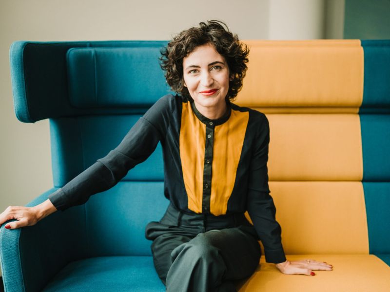 Anna-Lena von Hodenberg sitzt auf einer Couch.