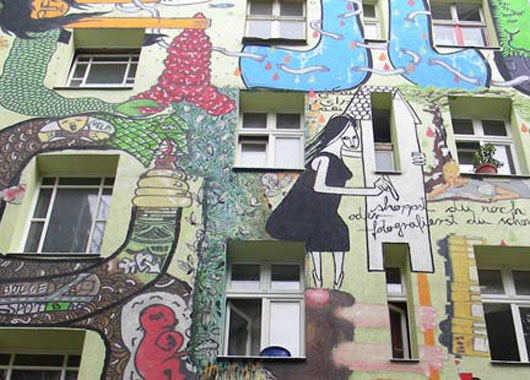 Bunte Fassade von einem der Mietshäusersyndikate.