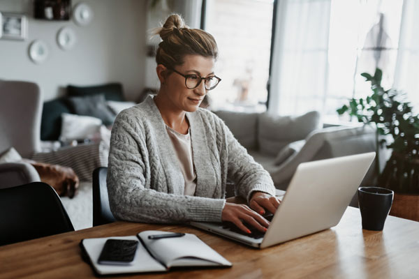 3D-Secure: sicher online mit Mastercard oder Visacard bezahlen Frau am Laptop: 3D-Secure: sicher online mit Mastercard oder Visacard bezahlen