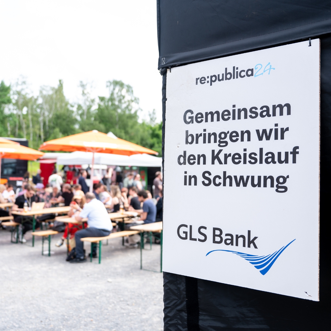 GLS Bank sponsert Mehrwegsystem auf der re:publica 24 Plakat zu Mehrweg: Gemeinsam bringen wir den Kreislauf in Schwung