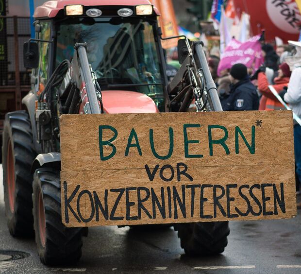 Bündnis "Wir haben es satt" Traktor auf Demonstration mit "Bauern* vor Konzerninteressen"