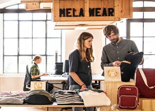 Melawear, ein Onlineversand für Öko-Textilien Verkaufsräume von Melawear mit Kleidung und Menschen