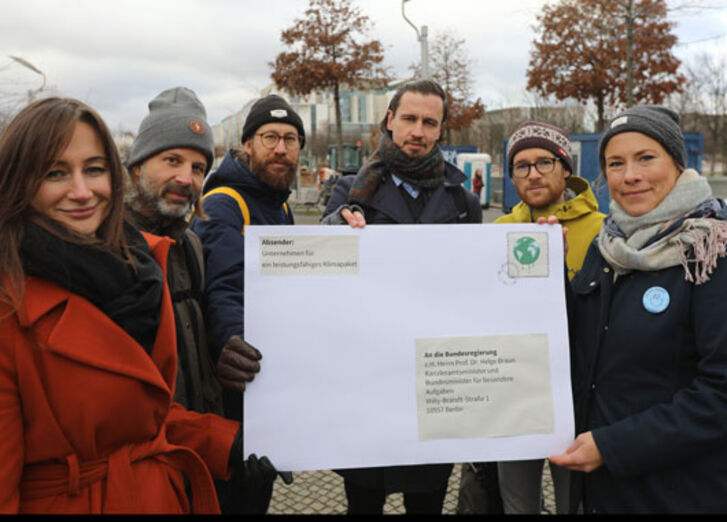 Mehr lesen zu „Unternehmen übergeben Regierung Unterschriften für mehr Klimaschutz“