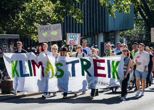 Mitarbeitende der GLS Bank beim Klimastreik