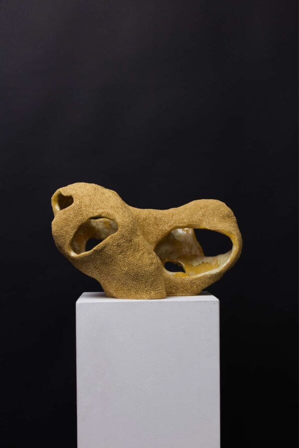 Goldene Skulptur auf Sockel Goldene Skulptur auf Sockel