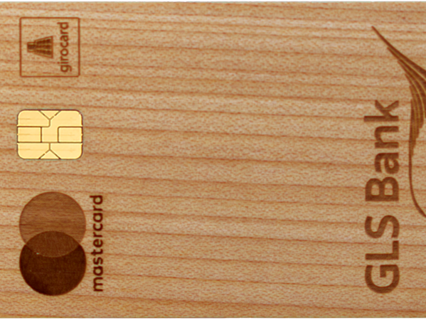 Holzkarte GLS Bank mit Mastercard und Girocard Logo