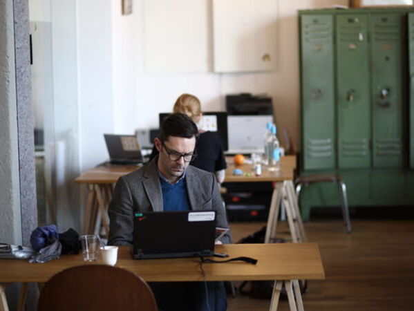 Mann im CO-Working-Space am Schreibtisch