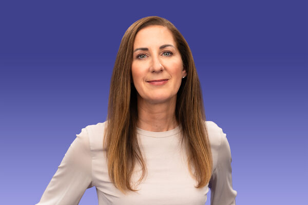 Portraitaufnahme von Daniela Feldt in beigem langarm T-shirt.