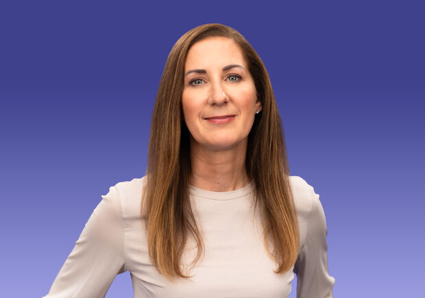 Portraitaufnahme von Daniela Feldt in beigem langarm T-shirt.