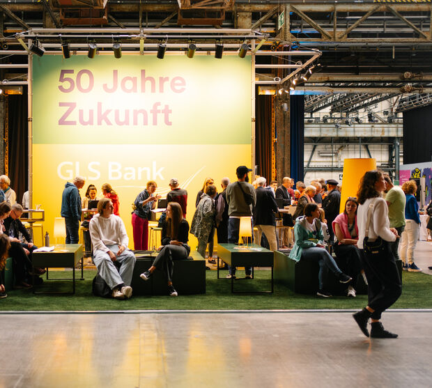 Menschen unterhalten sich beim Festival 50 Jahre GLS Bank.