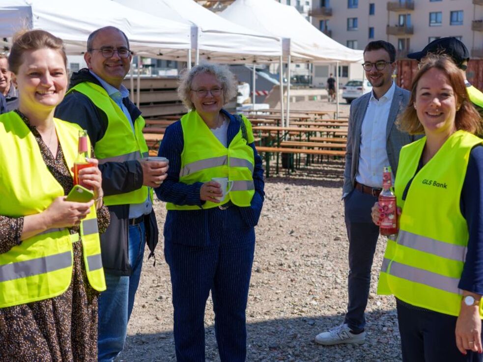 Weiblich und männlich gelesene Personen vor Rohbau