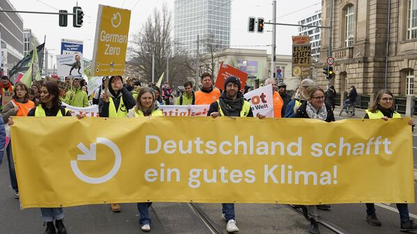 German Zero bei einer Demonstration mit Plakat: "Deutschland schafft ein gutes Klima!"