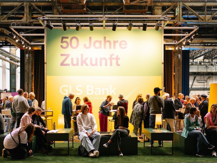 Menschen unterhalten sich beim Festival 50 Jahre GLS Bank.