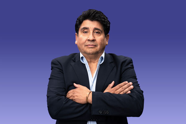 Portraitaufnahme von Jorge Inostroza mit schwarzem Sakko und verschränkten Armen.