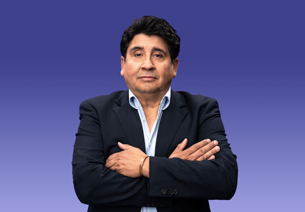 Portraitaufnahme von Jorge Inostroza mit schwarzem Sakko und verschränkten Armen.