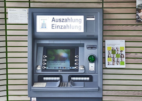 Geldautomat der GLS Bank mit sichtbarem Tastenfeld, Bildschirm und Kartenschlitz.