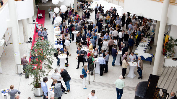 Ansammlung von Menschen in einem großen saal
