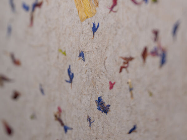 Nahaufnahme einer Tape mit getrockneten Blüten.