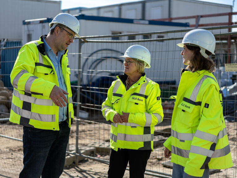 Gutes Wohnen - finanziert von der GLS Bank Benedikt Altrogge und Christina Opitz beim Baustellenbesuch eines GLS Projektes.