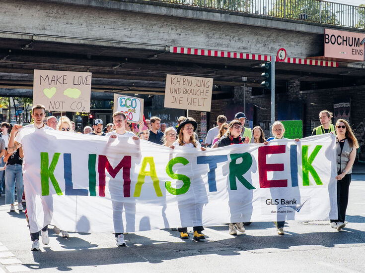 GLS Bank MitarbeiterInnen beim Klimastreik mit Banner "Klimastreik"
