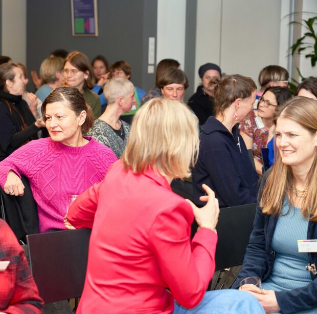 Frauen sprechen über Geld - Finanzkompetenz-Workshop der GLS Bank in Berlin Frauen im Gespräch beim Workshop Frauen-Finanzkompetenz der GLS Bank Berlin