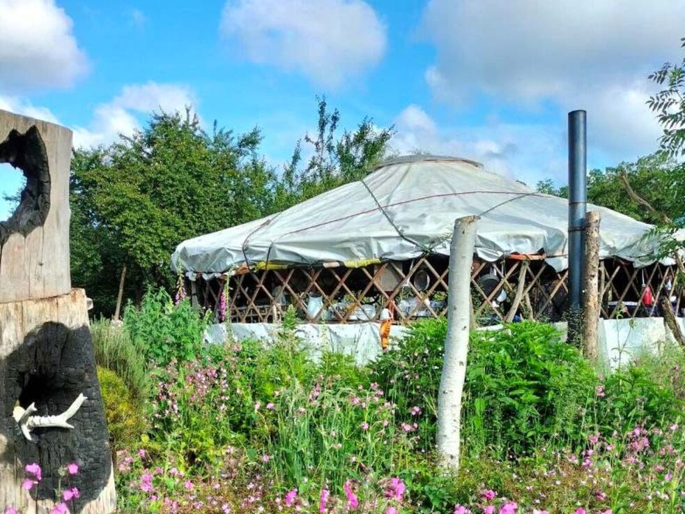 Bunte Blumenwiese vor Jurte