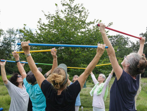 Gruppe beim Fitnessprogramm im Park