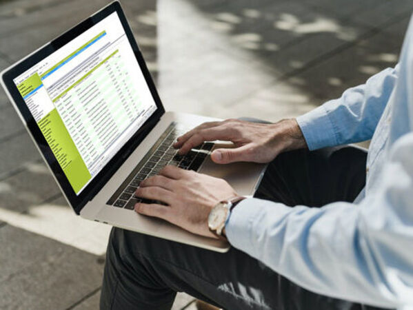 online Konto eröffnung GLS Kontoeroeffnung am Laptop