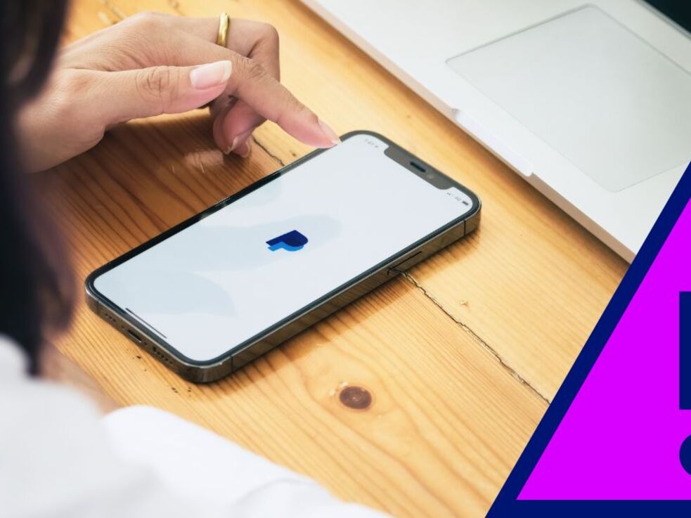 Smartphone mit Paypal App auf einem Tisch