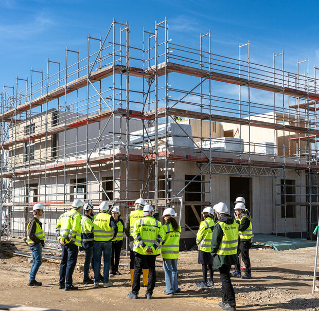 GLS Bank Nachhaltige Immobilien mit nWert Menschen auf einer Baustelle