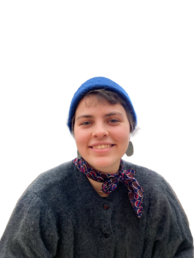 Eine Person, die eine blaue Mütze, einen Schal und einen grauen Pullover trägt, lächelt in die Kamera.