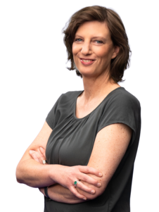 Portraitaufnahme von Claudia Sieper in grauem T-shirt.