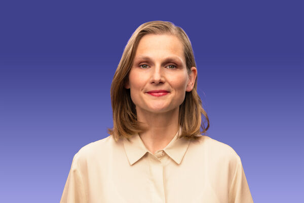 Portraitaufnahme von Anne Fromm in beiger Bluse.