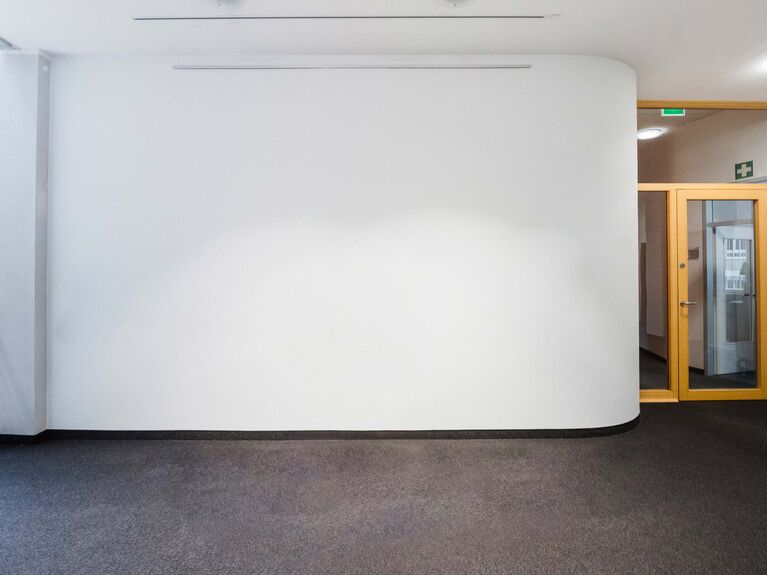 Leere weiße Wand in GLS Bank Gebäude