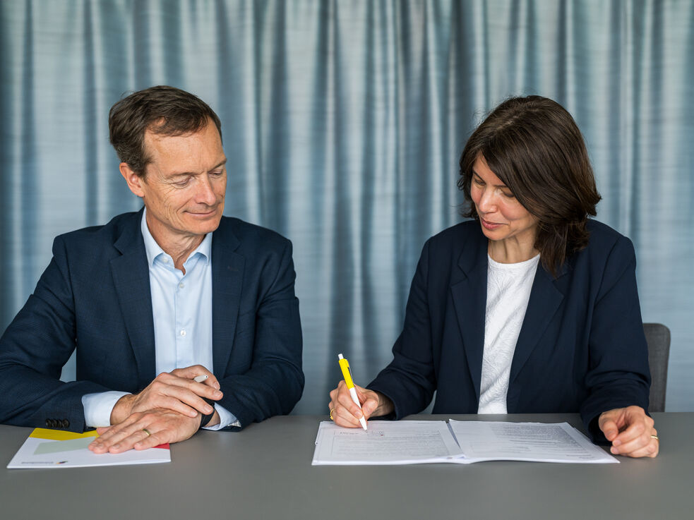 GLS Bank Vorständin Aysel Osmanoglu und Gewobag-Vorstand Markus Terboven bei der Vertragsunterschrift.