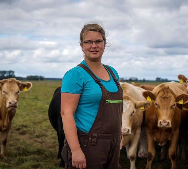 Weltfrauentag 2024 Landwirtin Heike Kühner auf einer Kuhweide