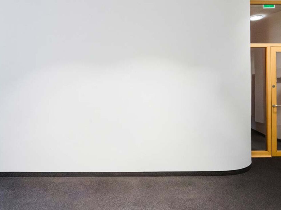 Leere weiße Wand in einem Bürogebäude