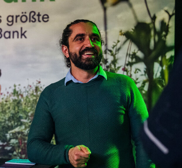 Mitarbeiter der GLS Bank an einem Beratungsstand
