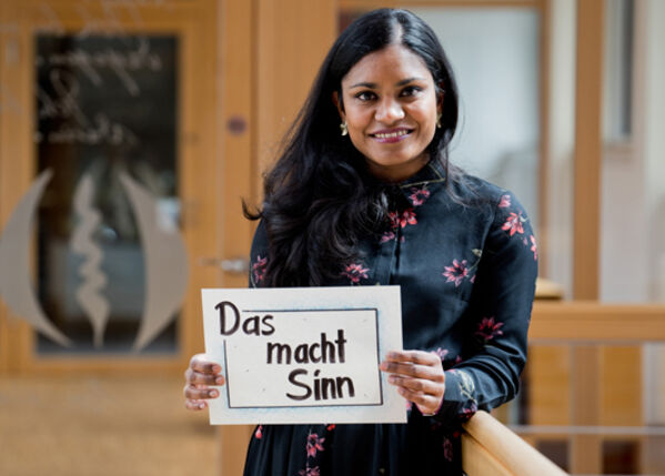 Tanja Münnich hält Schild mit Aufschrift, Das macht Sinn.