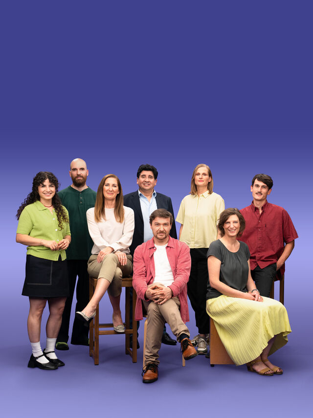 Gruppenfoto von 8 GLS Kund*innen vor einem lila Hintergrund