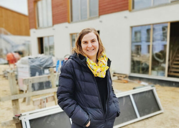 Weiblich gelesene Person auf einer Baustelle.