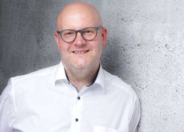 Martin Bausen lächelnd.