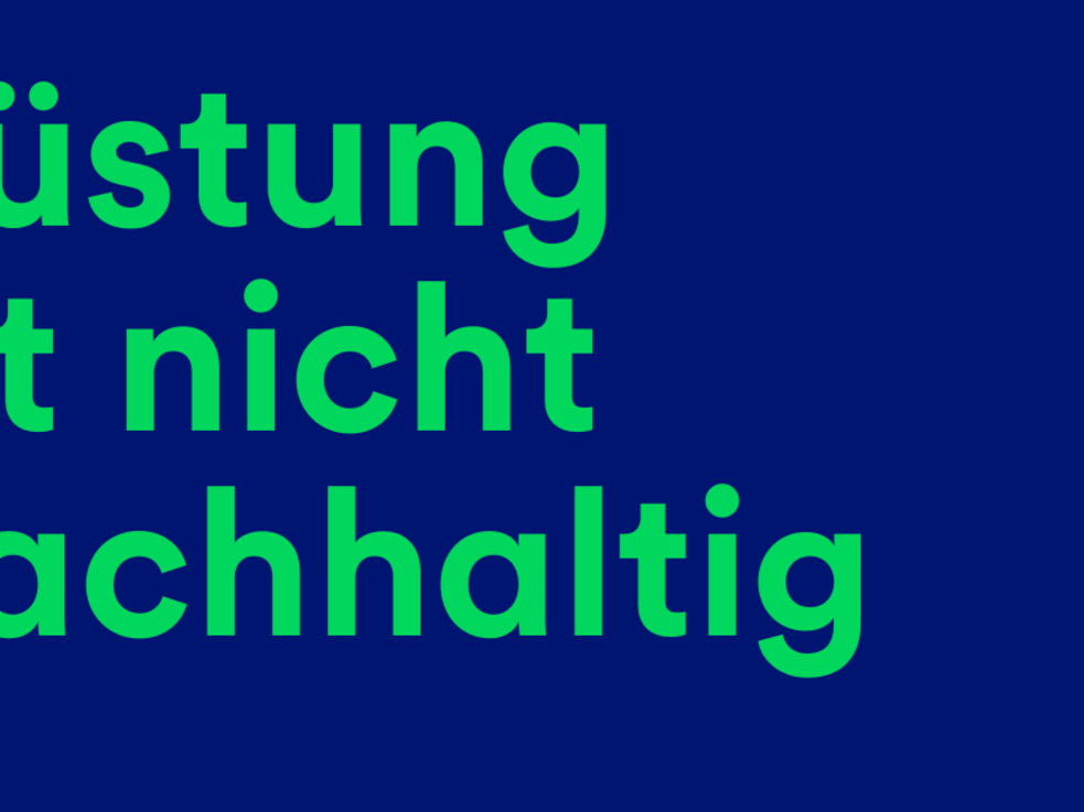 "Rüstung ist nicht nachhaltig" grüne Schrift auf blauem Hintergrund